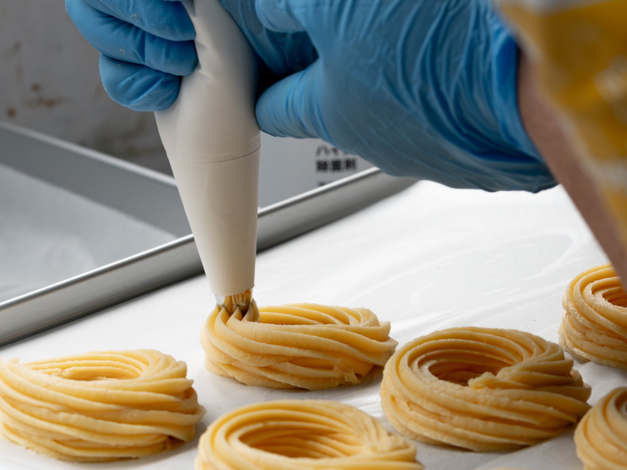 クルーラーの製造風景